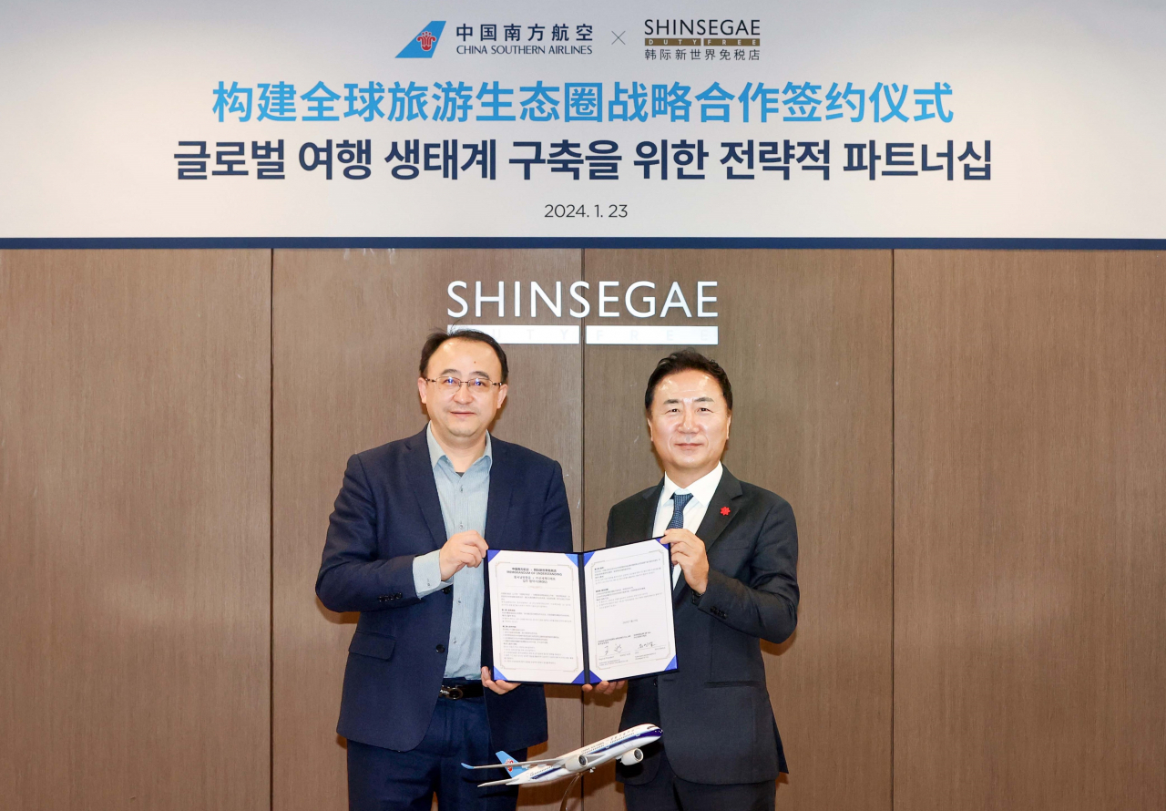 23일 서울 중구 신세계면세점 본사에서 열린 마케팅 업무협약식에서 왕쉰(왼쪽) 중국남방항공 한국 지사장과 유신열 신세계면세점 대표이사가 기념촬영을 하고 있다. [신세계면세점 제공]