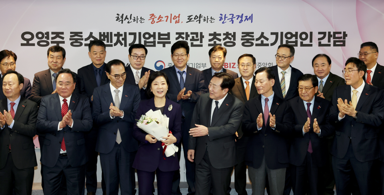 김기문(오른쪽 네번째) 중소기업중앙회장이 24일 서울 여의도 중기중앙회에서 열린 ‘오영주 중기부 장관 초청 중소기업인 간담회’에서 오 장관에게 꽃다발을 전달하고 있다. [중기중앙회 제공]
