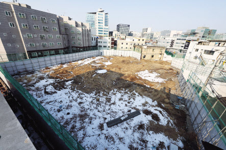 부동산 프로젝트파이낸싱(PF)으로 유동성 위기를 겪고 있는 태영건설이 워크아웃을 신청한 가운데 28일 서울 성동구에 위치한 태영건설의 성수동 개발사업 부지 모습. [연합]