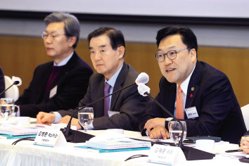 김병환(오른쪽) 기획재정부 1차관이 24일 FKI타워 컨퍼런스센터에서 열린 제8차 K-ESG 얼라이언스 회의에서 인사말을 하고 있다. 김창범(왼쪽부터) 한국경제인협회 부회장, 김윤 K-ESG 얼라이언스 의장, 김병환 기재부 차관 [한국경제인협회 제공]