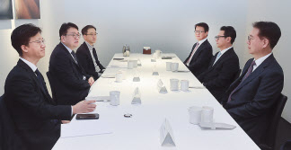 최남호(왼쪽 두번째) 산업통상자원부 2차관이 24일 오전 서울 중구 컨퍼런스하우스 달개비에서 석유업계 대표 간담회를 주재하고 있다. [산업통상자원부 제공]
