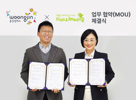 16일 진행된 업무협약식에서 김홍석(왼쪽) 웅진컴퍼스 대표와 원영빈 키즈엔리딩 대표가 기념촬영을 하고 있다. [웅진컴퍼스 제공]