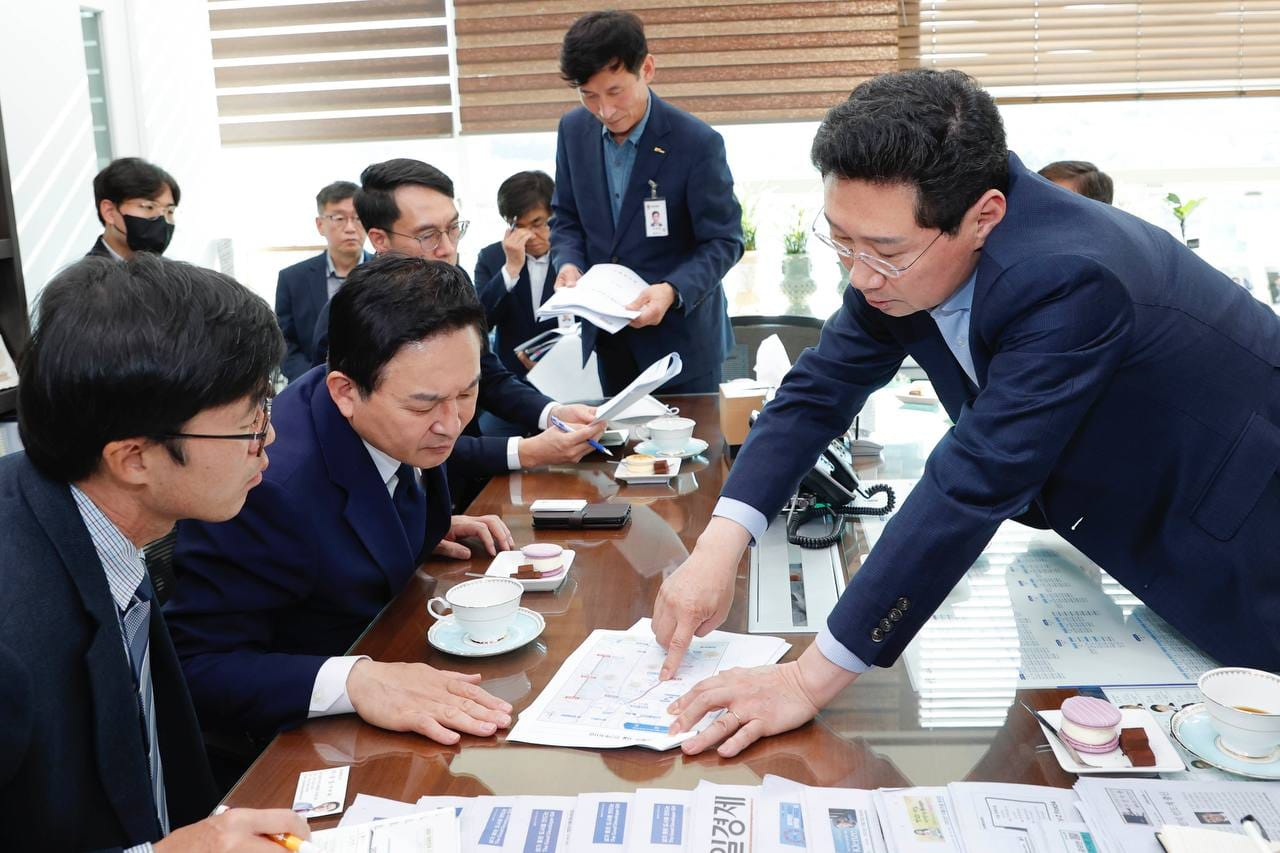 이상일 용인시장(오른쪽)이 원희룡 전 국토부장관에게 설명하고 있다.[이상일 시장 페북 캡처]