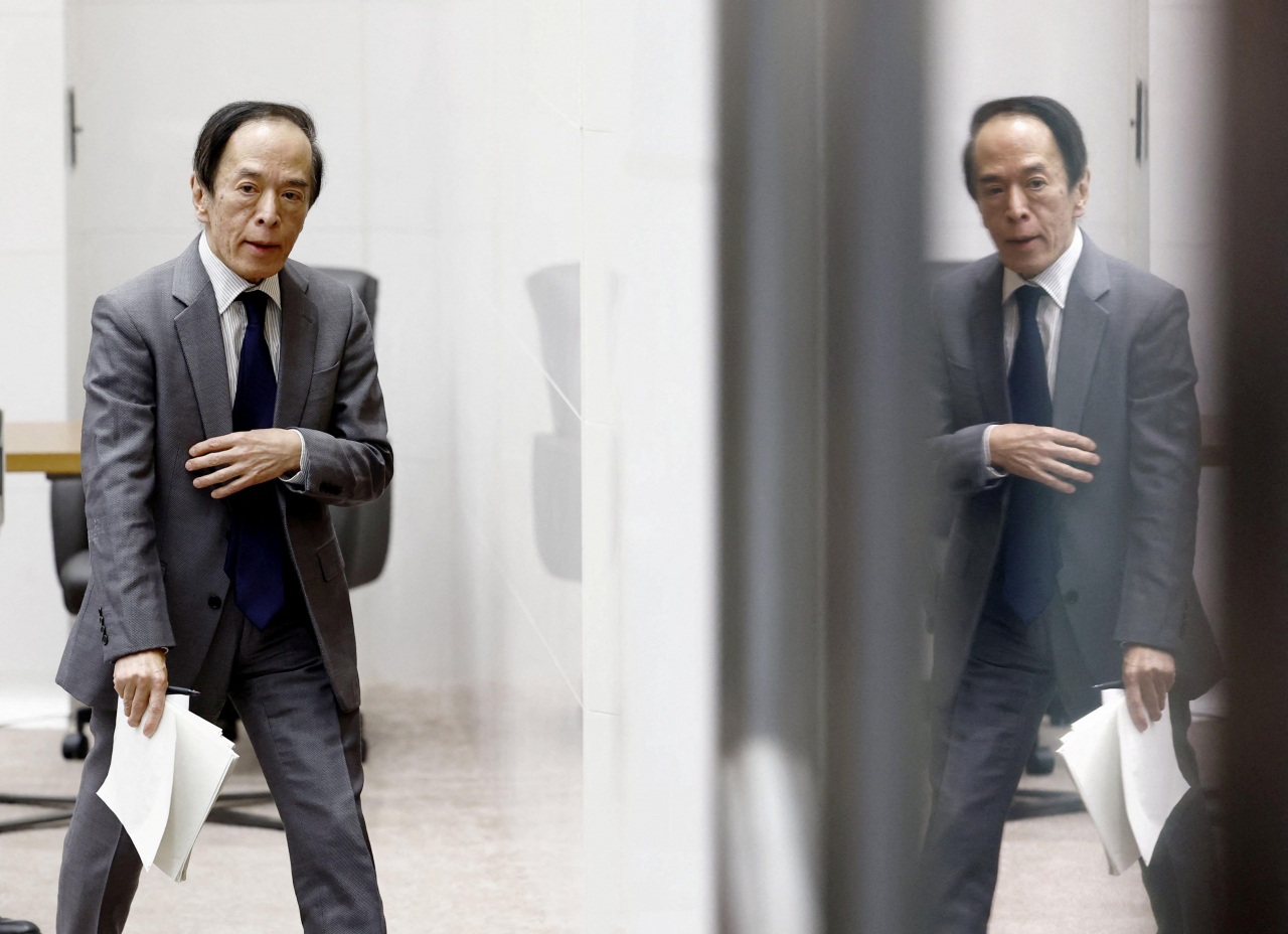 우에다 가즈오 일본은행 총재가 23일 기자회견장을 나서고 있다. 일본은행이 이틀간의 새해 첫 금융정책결정회의를 통해 대규모 금융완화 정책을 유지키로 결정한 가운데, 우에다 총재는 기자회견에서 경제 선순환에 대한 자신감을 내비치며 조만간 마이너스 금리 해제에 나설 수 있음을 시사했다. [로이터]
