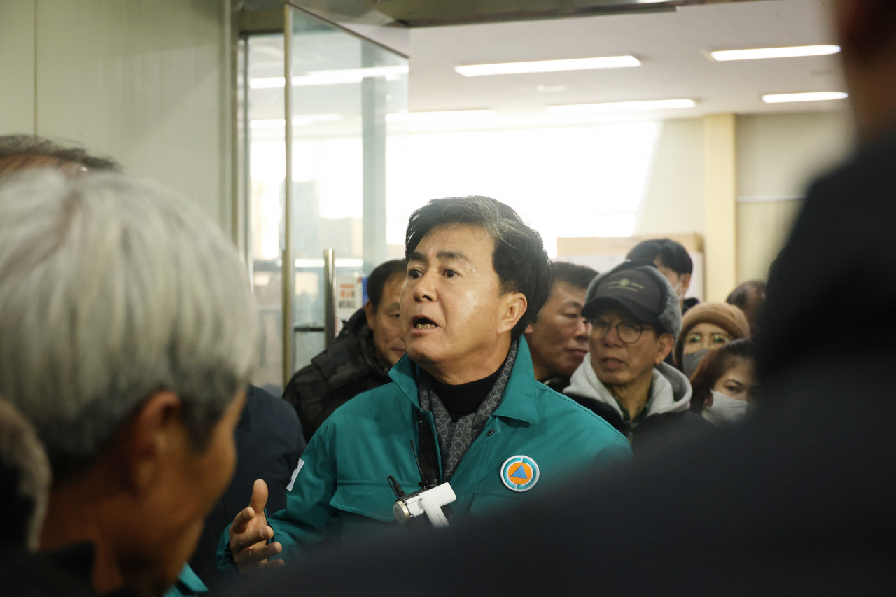 23일 오후 김태흠 충남지사가 화재 피해를 입은 서천군 서천특화시장 피해 상인들 가운데 윤석열 대통령을 만나지 못해 서운함을 표출하는 상인들의 이야기를 들어주고 있다. [연합뉴스]