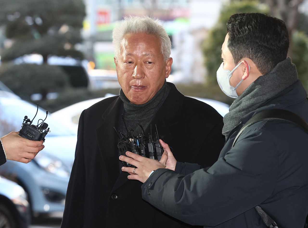 대학 강의 중 일본군 위안부를 '매춘의 일종'이라고 발언해 명예훼손 혐의로 기소된 류석춘 전 연세대 교수가 24일 오전 서울 마포구 서울서부지법에서 열린 1심 선고 공판에 출석하고 있다. [연합]