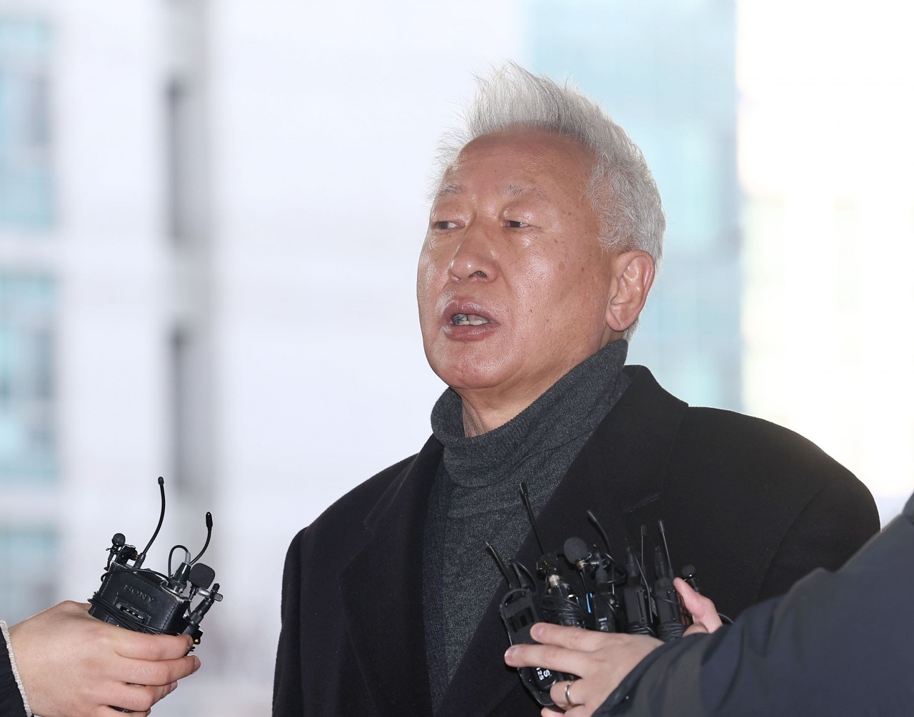 대학 강의 중 일본군 위안부를 ‘매춘의 일종’이라고 발언해 명예훼손 혐의로 기소된 류석춘 전 연세대 교수가 24일 오전 서울 마포구 서울서부지법에서 열린 1심 선고 공판에 출석하고 있다. [연합]