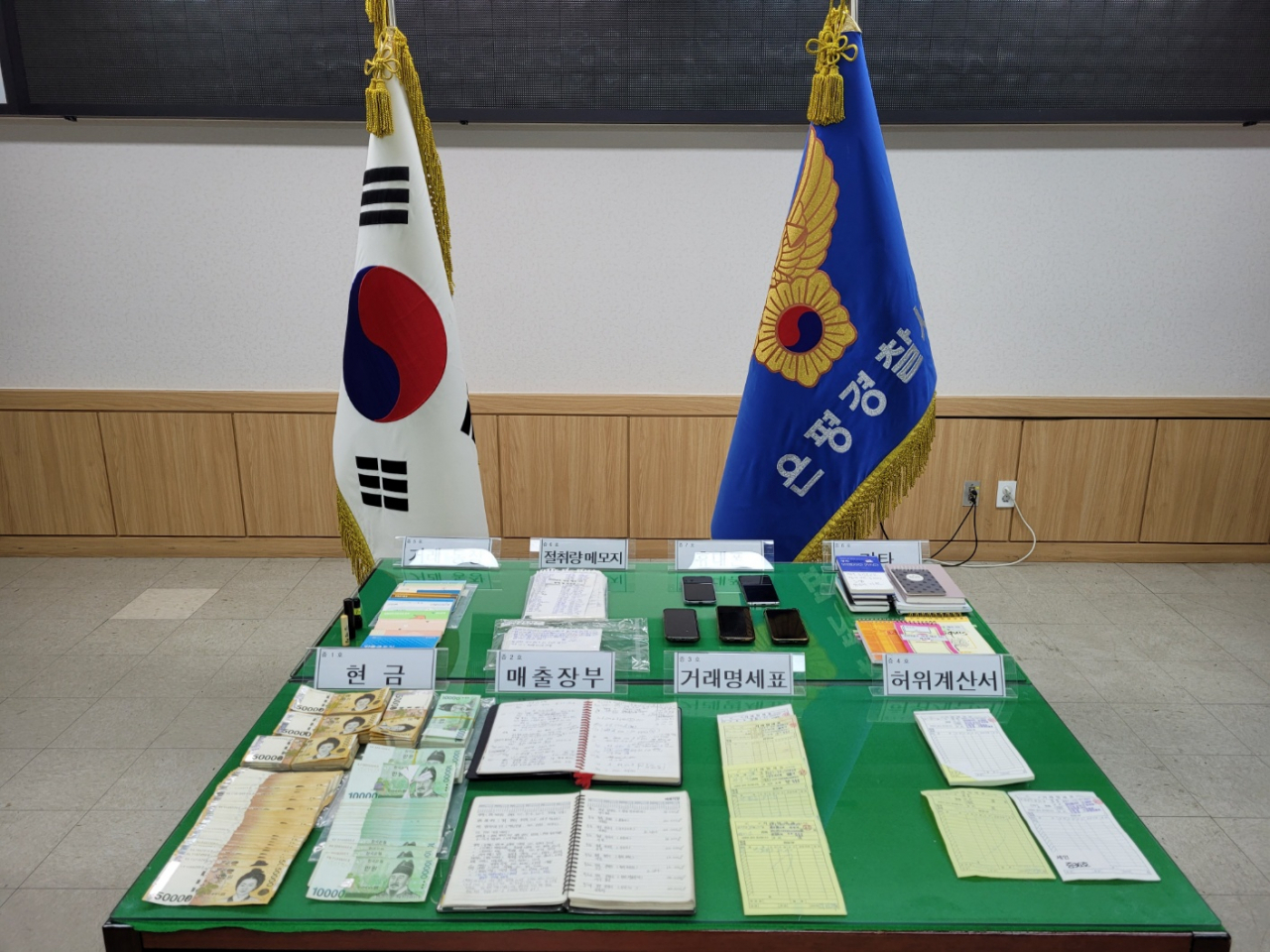 서울 은평경찰서는 약 18억원 상당의 해상유를 빼돌린 절취책 A씨 등 일당 36명을 검거했다고 24일 밝혔다. [은평경찰서 제공]
