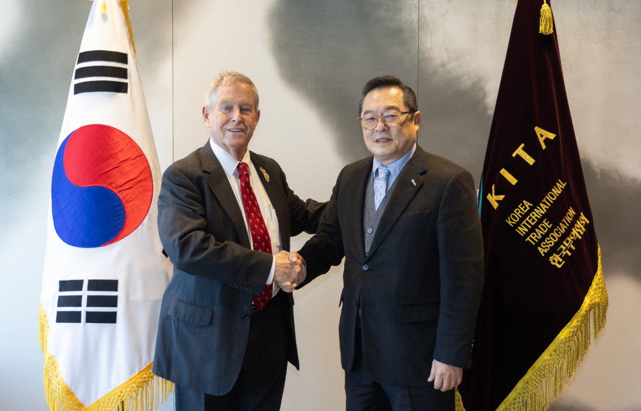 조 윌슨(왼쪽부터) 미국 하원의원과 구자열 한국무역협회 회장이 24일 서울 삼성동 트레이드타워에서 면담한 뒤 기념사진을 촬영하고 있다. [한국무역협회 제공]
