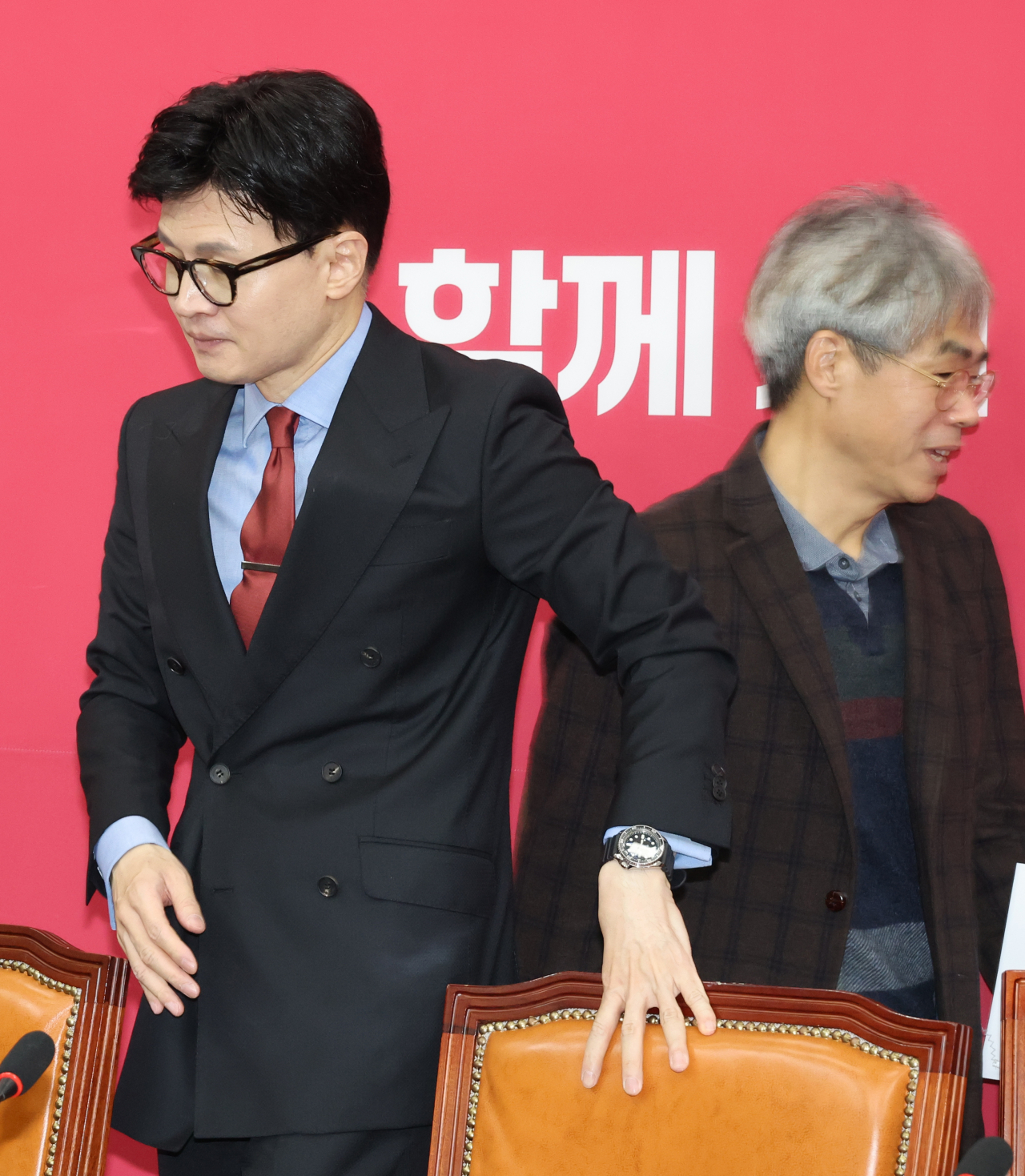 한동훈 국민의힘 비상대책위원장이 18일 국회에서 열린 비대위 회의에 참석하고 있다. 오른쪽은 김경율 위원. [연합]