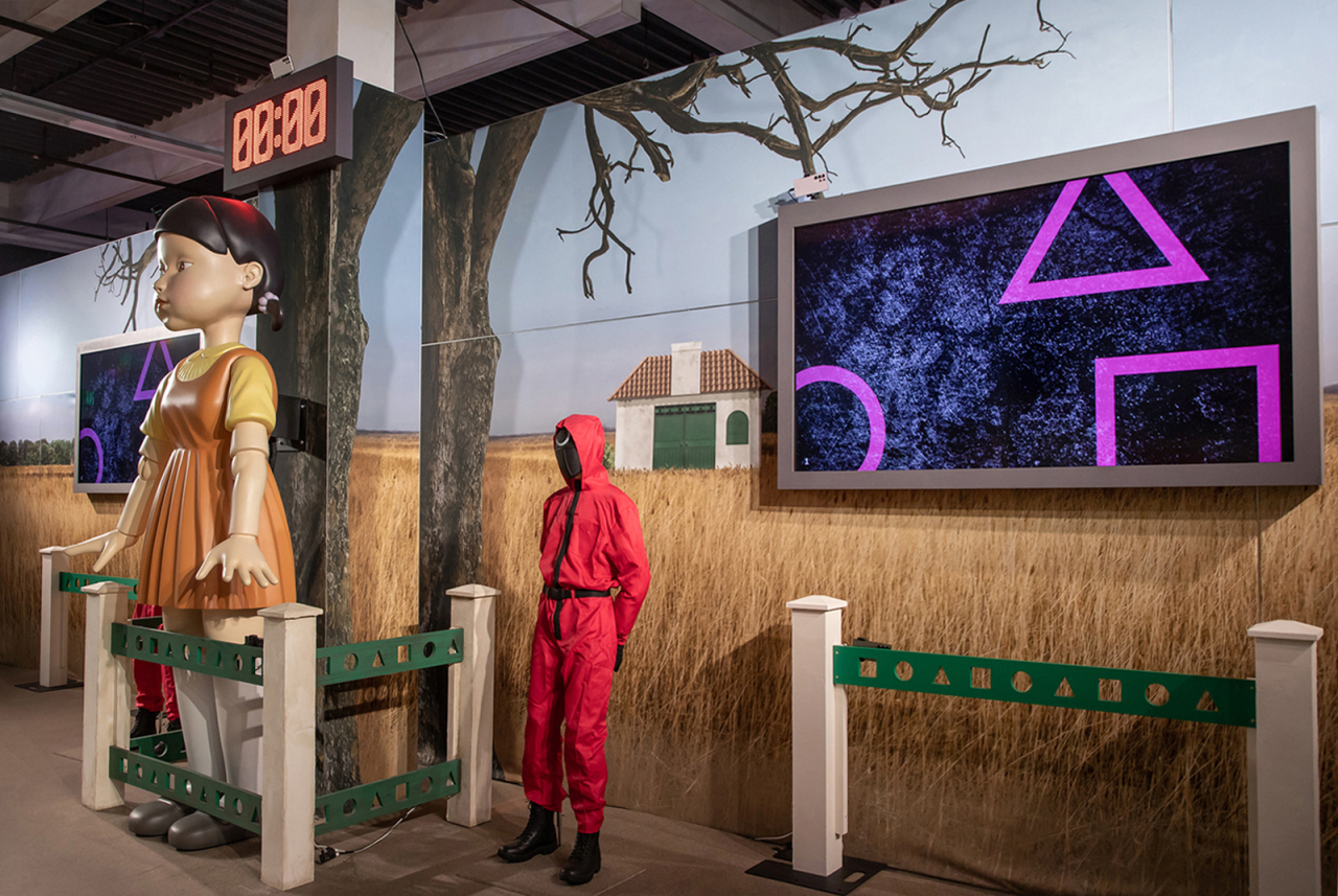 “Squid Game: The Trials,” an immersive experience program in Los Angeles, uses Samsung Electronics TVs and smartphones. (Samsung Electronics)