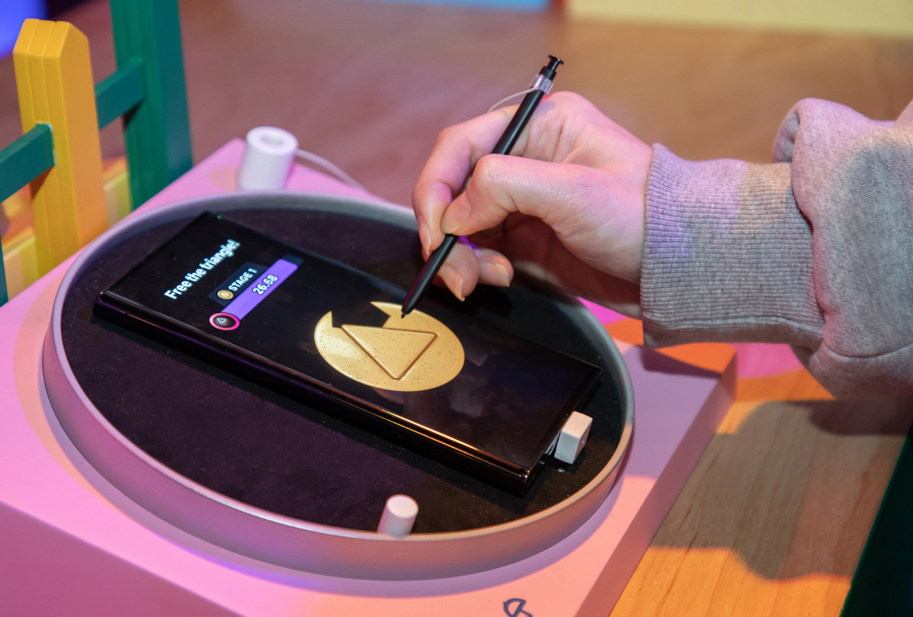 The “Dalgona Game” goes digital, allowing visitors to cut out the shapes on a Samsung smartphone with the S-pen stylus. (Samsung Electronics)