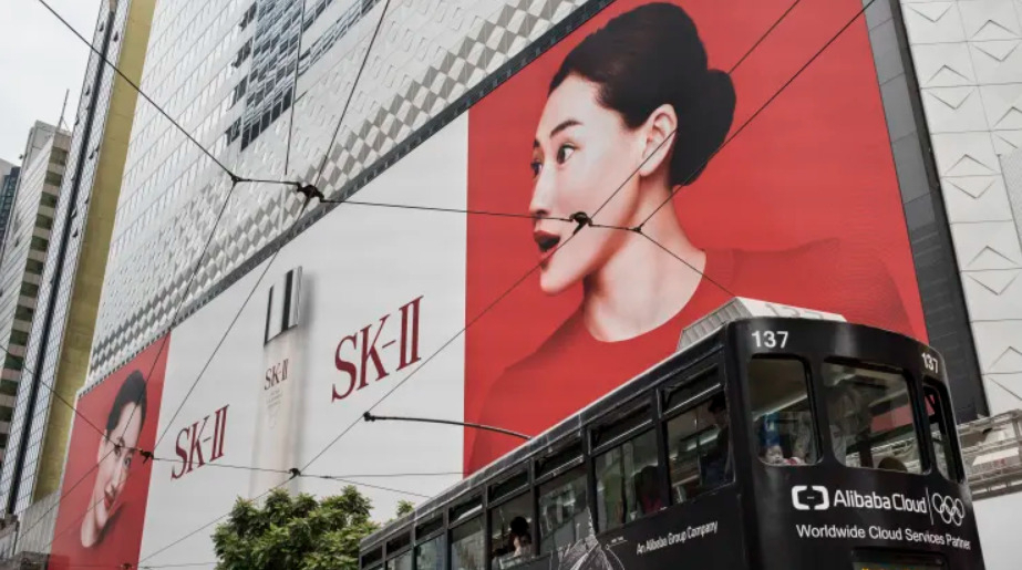홍콩 코즈웨이베이에 대형 SKII 광고가 걸려 있다. [게티이미지]