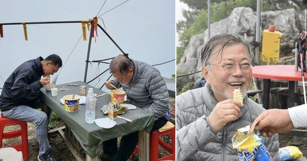 문재인 전 대통령이 영축산 산행 후 간식으로 컵라면, 라면 과자를 먹는 모습. 2022.06.24 [인스타그램]