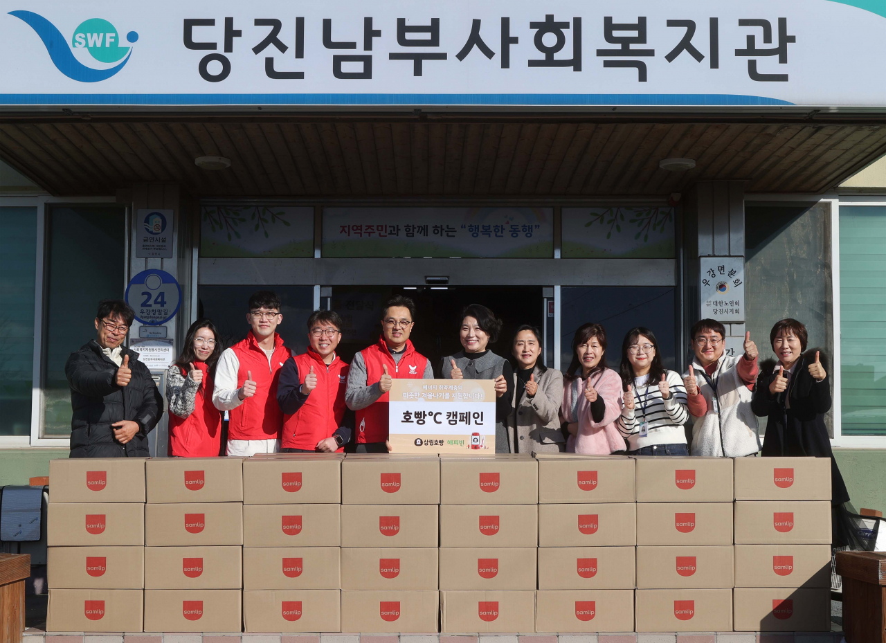 SPC삼립 베이커리사업부문 정기성(가운데 왼쪽부터) 상무와 남부사회복지관 김창희 관장이 지난 24일 충남 당진 남부사회복지관에서 열린 ‘호빵℃ 캠페인’ 후원물품 전달식에서 기념사진을 촬영하고 있다. [SPC삼립 제공]