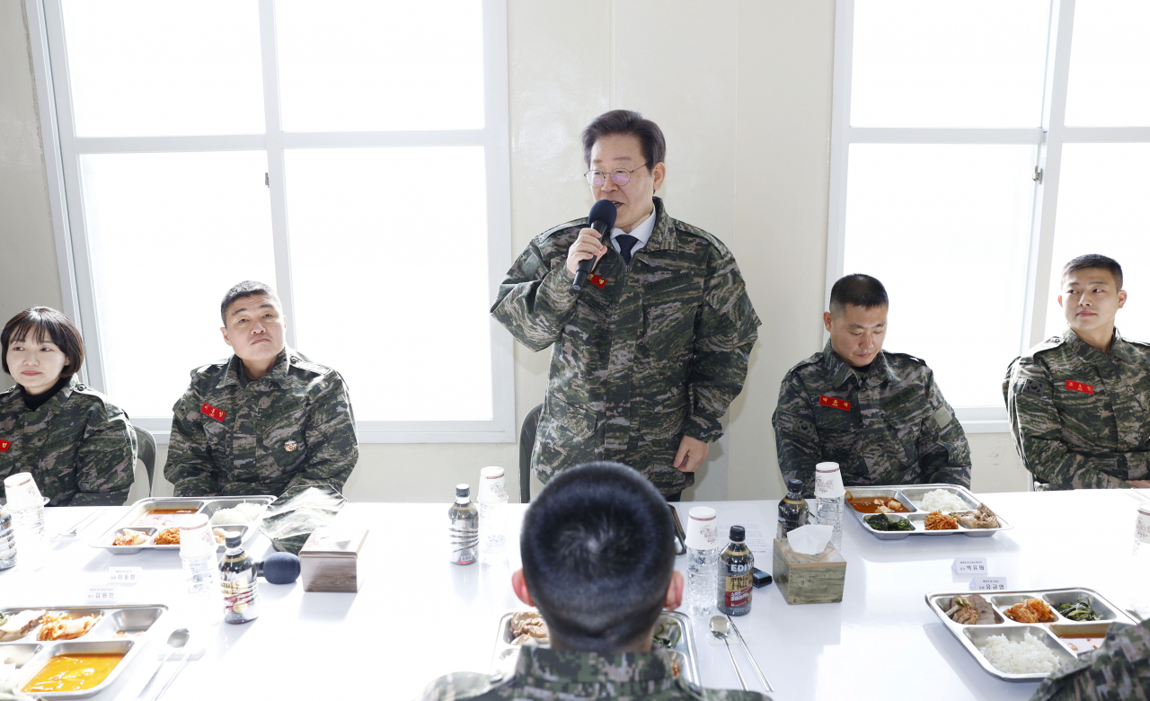 이재명(가운데) 더불어민주당 대표가 24일 경기 김포시 해병대 부대 병영 식당에서 장병들과 식사에 앞서 인사말을 하고 있다. [연합]