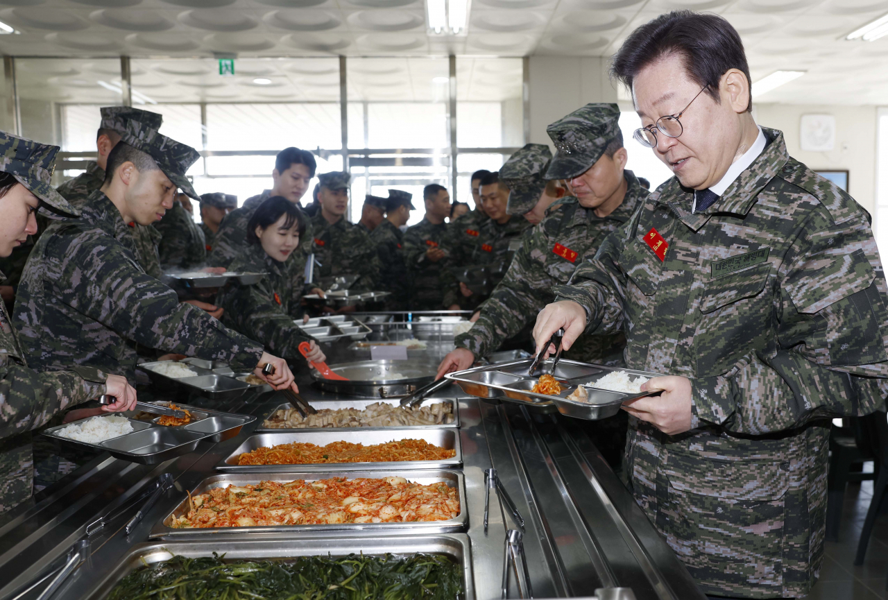 이재명 더불어민주당 대표가 24일 경기 김포시 해병대 부대 병영 식당에서 식판에 음식을 담고 있다. [연합]