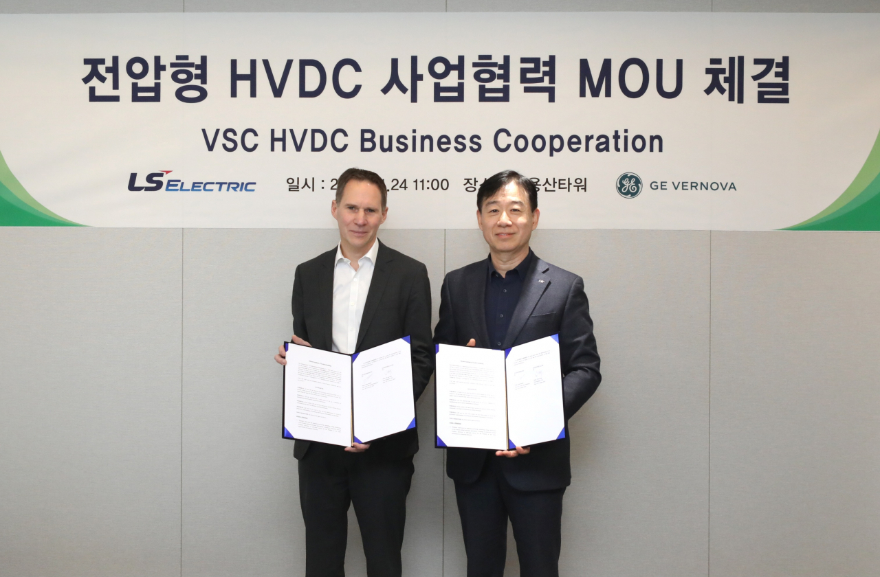 오재석(오른쪽) LS일렉트릭 전력CIC(사내독립기업) COO(최고운영책임자)와 요한 빈델레 GE 베르노바 그리드 솔루션 GSI(그리드 시스템 통합) CEO(최고운영자)가 24일 LS용산타워에서 업무협약(MOU)을 체결한 뒤 기념촬영을 하고 있다. [LS일렉트릭 제공]