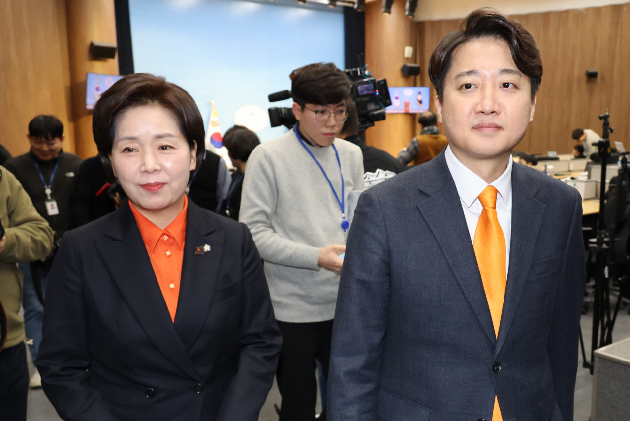 이준석 개혁신당 대표와 양향자 한국의희망 대표가 24일 국회에서 합당 발표 기자회견 후 퇴장하고 있다. [연합]