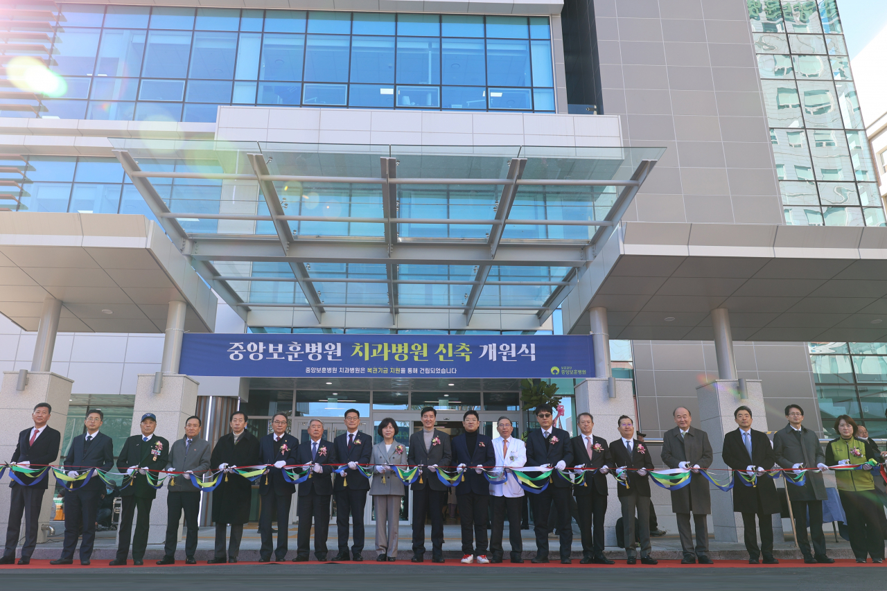 중앙보훈병원 치과병원 신축 개원식에서 내외귀비들이 테잎커팅을 하고있다. [중앙보훈병원 제공]