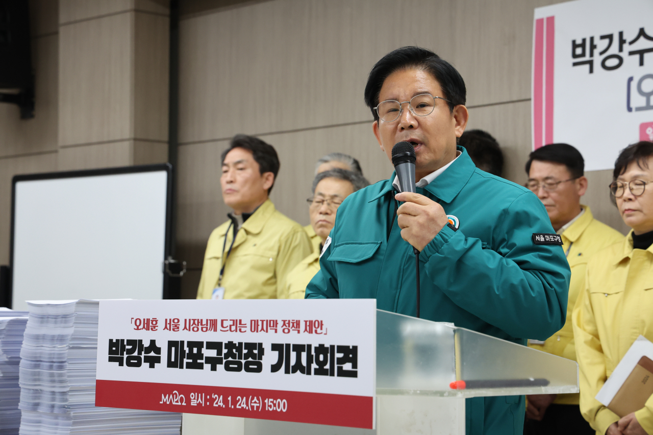 박강수 마포구청장이 24일 마포구청에서 서울시의 쓰레기 소각장 추가 설치 철회를 촉구하는 기자회견을 열고 있다.[마포구 제공]