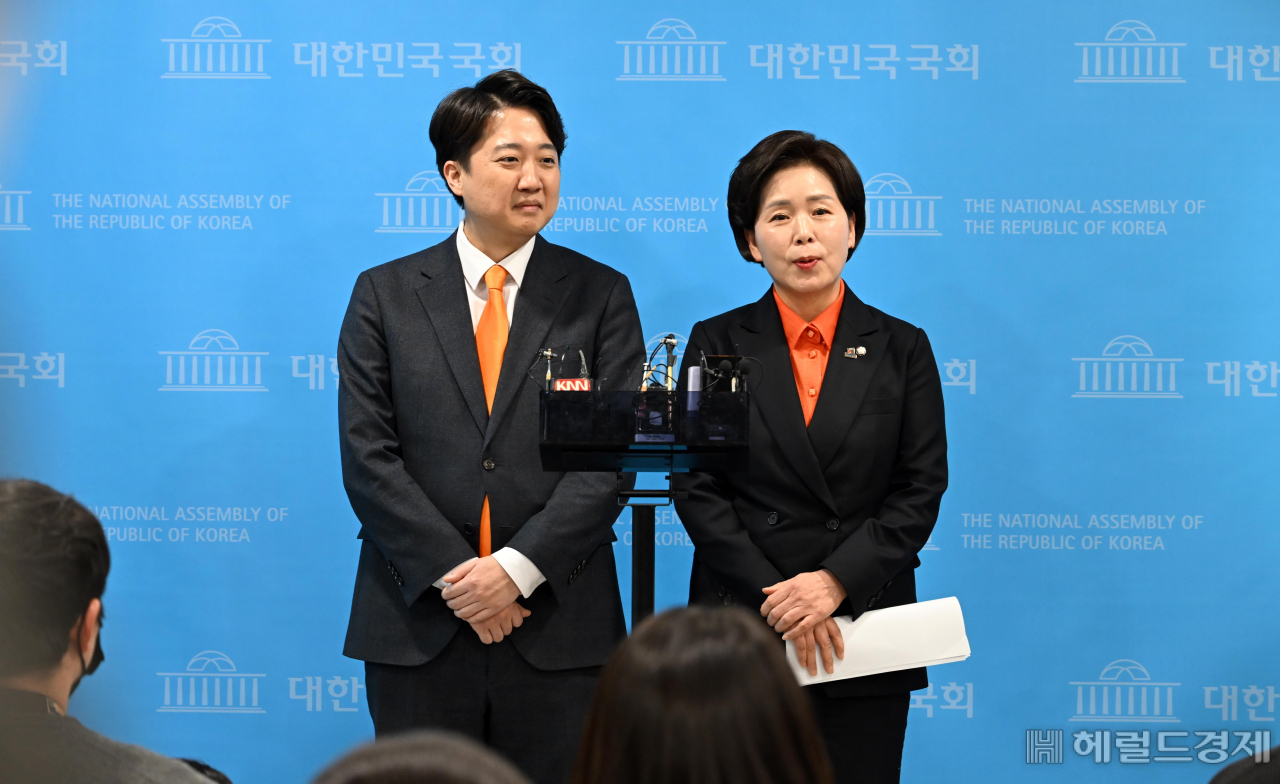 양향자(오른쪽) 한국의희망 대표와 이준석 개혁신당 대표가 24일 서울 여의도 국회 소통관에서 과학·기술 정책 공동 발표를 위한 기자회견을 마치고 취재진의 질문을 받고 있다. 이날 기자회견에서 양 대표와 이 대표는 양당의 합당을 선언했다.[이상섭]