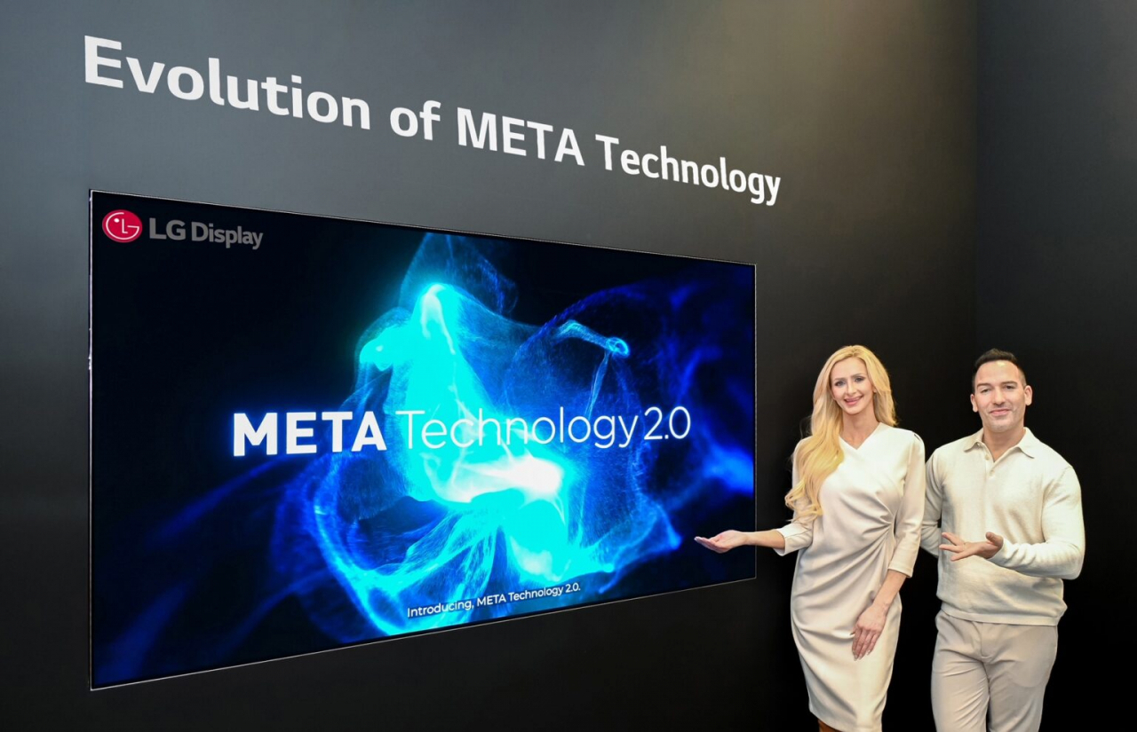 CES 2024에서 LG디스플레이 모델이 신기술 ‘메타 테크놀로지 2.0’이 적용된 OLED TV 패널 신제품을 소개하고 있다. LG디스플레이는 올해 양산하는 대형 및 초대형 OLED TV 패널 라인업에 메타 테크놀로지 2.0을 우선 적용한다. [LG디스플레이 지공]