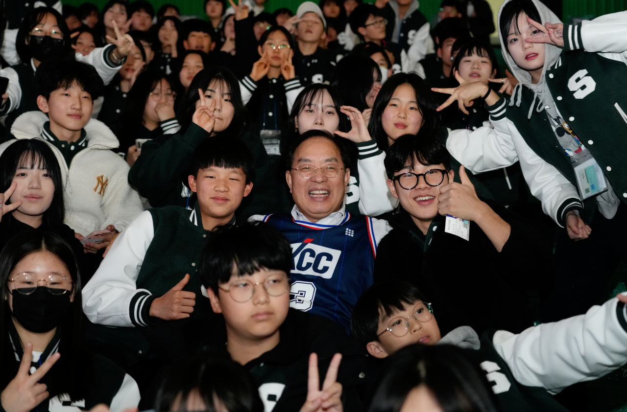 아이들과 늘 가까이에서 소통하는 하윤수 부산시교육감. [사진=부산교육청]