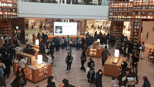 스타필드 수원점의 중심이라 할 수 있는 별마당도서관. 4층부터 7층까지 연결돼 있다. 김희량 기자