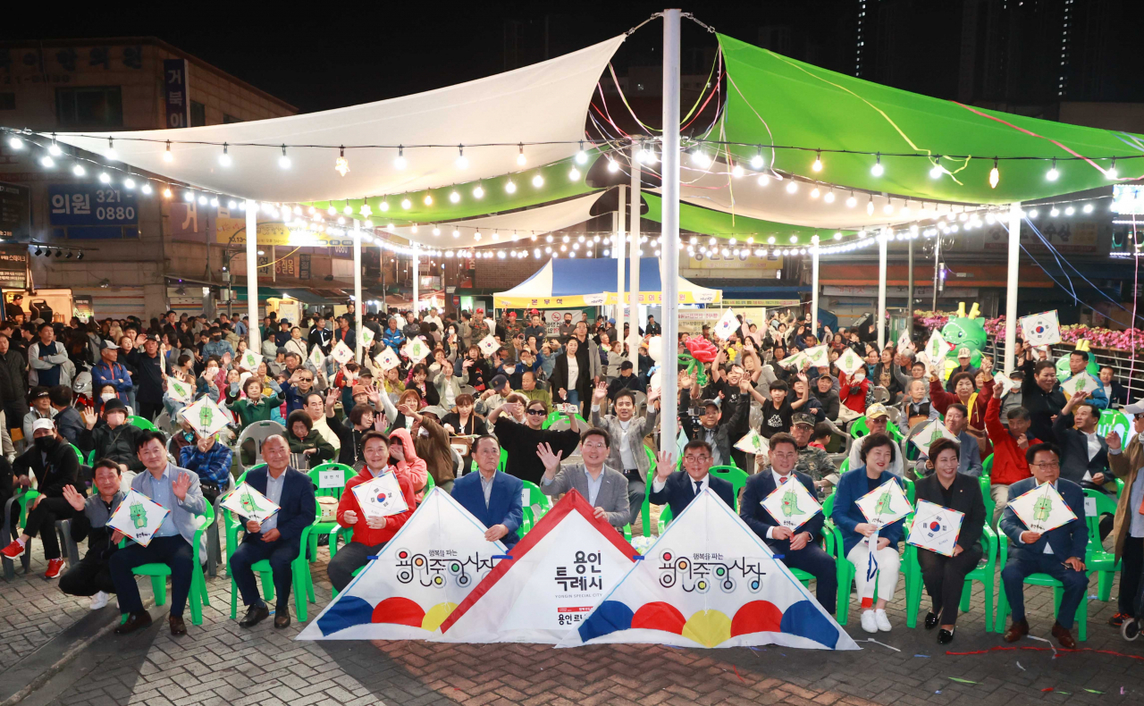 지난해 10월 13일 이상일 용인특례시장이 용인중앙시장에서 열린 '별빛마당 야시장'을 찾아 시민들과 기념촬영을 하고 있다.[용인시 제공]