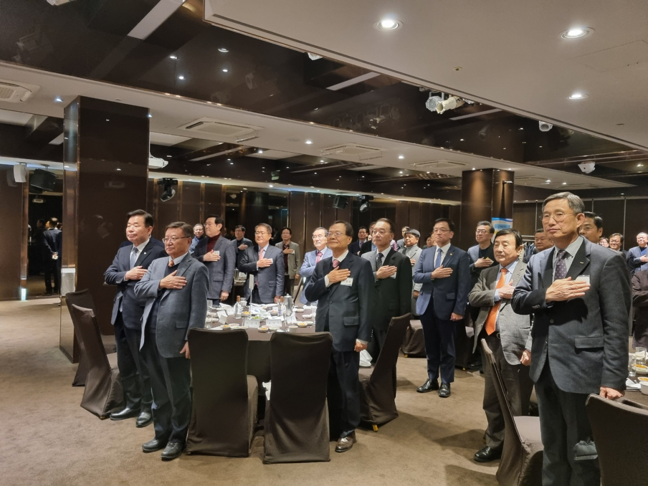 지난 24일 서울 강남구 파크루안에서 개최한 기재부 세제동우회 2024년 신년회에 자리한 참석자들이 국민의례를 하고 있다. [세제동우회]
