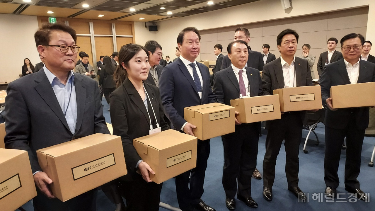 25일 서울 대한상의회관에서 열린 신기업가정신협의회(ERT) 멤버스 데이에서 최태원(왼쪽 세번째) 대한상의 회장과 박승희(왼쪽 첫번째) 삼성전자 사장 등이 ERT 나눔박스를 들고 기념촬영을 하고 있다. [한영대 기자]