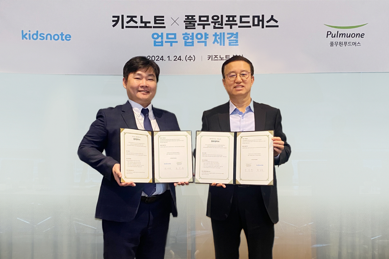 24일 키즈노트 성남 판교 본사에서 열린 ‘영유아 시설 전자문서 구축 및 고도화’ 협약식에서 천영훈(오른쪽) 풀무원푸드머스 대표와 최장욱 키즈노트 대표가 기념사진을 찍고 있다. [풀무원푸드머스 제공]