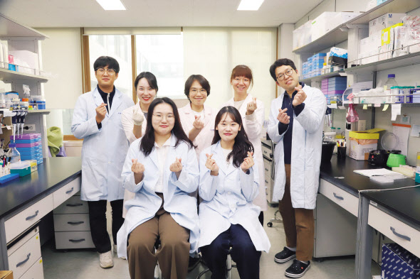 정초록(뒷줄 가운데) 한국생명공학연구원 줄기세포융합연구센터 박사 연구팀 [한국생명공학연구원 제공]