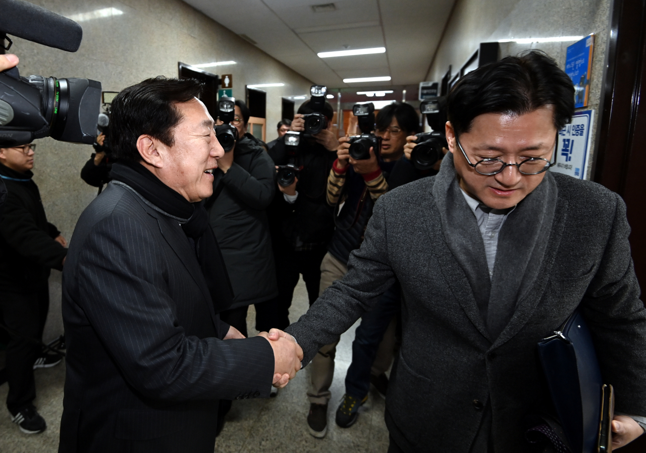 더불어민주당 홍익표 원내대표가 지난 24일 국회에서 김기문 중소기업중앙회장과 만나고 있다. 김 회장은 중대재해처벌법 시행과 관련해 홍 원내대표를 방문했다. [연합]