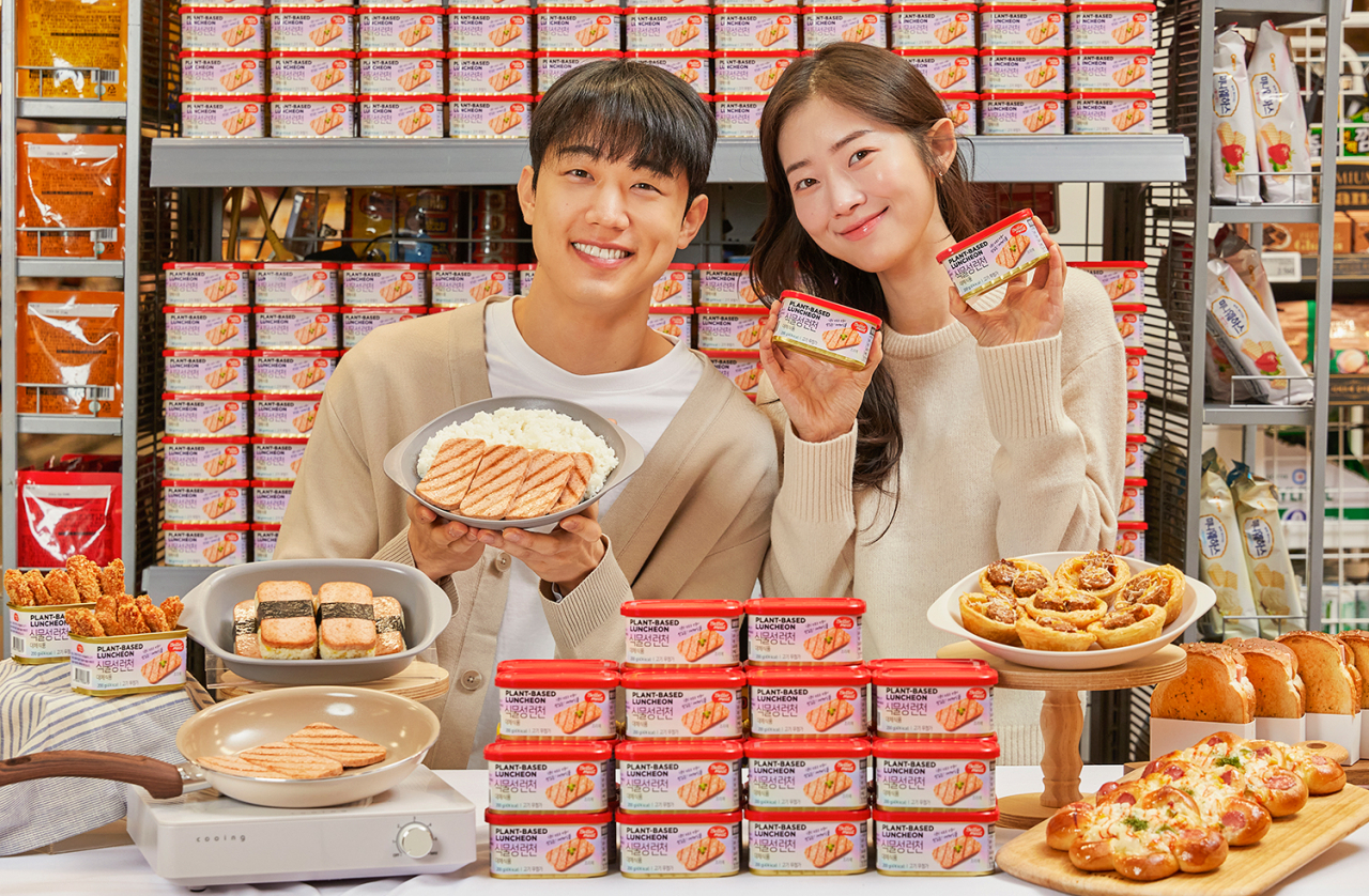 서울 광진구 이마트 자양점에서 모델들이 신세계푸드의 대안육 ‘베러미트(Better Meat)’ 식물성 런천과 이를 활용해 만든 메뉴를 선보이고 있다. [신세계푸드 제공]
