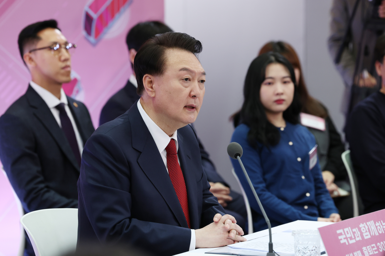 윤석열 대통령이 25일 경기도 의정부시청 대강당에서 열린 '국민과 함께하는 민생토론회 - 여섯 번째, 출퇴근 30분 시대, 교통격차 해소'에서 발언하고 있다. [연합]