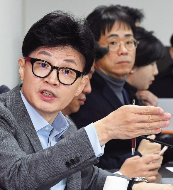 한동훈 국민의힘 비상대책위원장이 25일 여의도 중앙당사에서 열린 비상대책위원회의에 참석해 발언하고 있다. 옆에선 김경율 비대위원이 한 위원장을 바라보고 있다. 김 비대위원의 김건희 여사 관련 발언과 마포을 공천 논란은 대통령실과 한 위원장간 갈등의 발단 중 하나가 됐다. 이상섭 기자