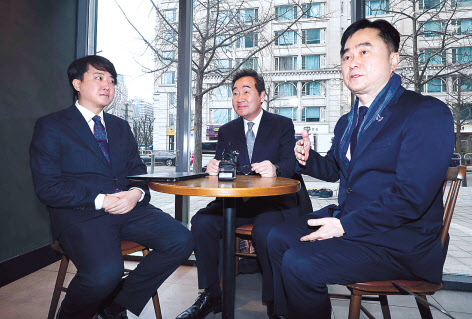 지난 14일 서울 여의도 한 카페에서 만난 이낙연(가운데) 새로운미래 인재영입위원장, 이준석(왼쪽) 개혁신당 대표, 김종민(오른쪽) 미래대연합 공동창당준비위원장 [연합]