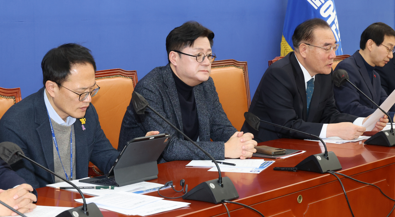 홍익표 더불어민주당 원내대표가 25일 국회에서 정책조정회의를 하고 있다. [연합]