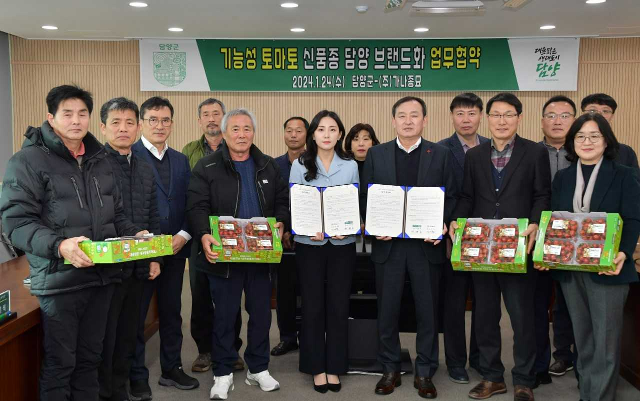 담양군은 지난 24일 농업회사법인 가나종묘(대표 안예원)와 기능성 토마토 신품종 ‘루비벨’의 담양군 브랜드화 사업을 위한 업무협약(MOU)을 체결했다.