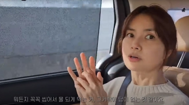 배우 신애라(54)가 건강과 다이어트 비결로 오래 씹기를 꼽았다.[유튜브 채널 ‘신애라이프’]