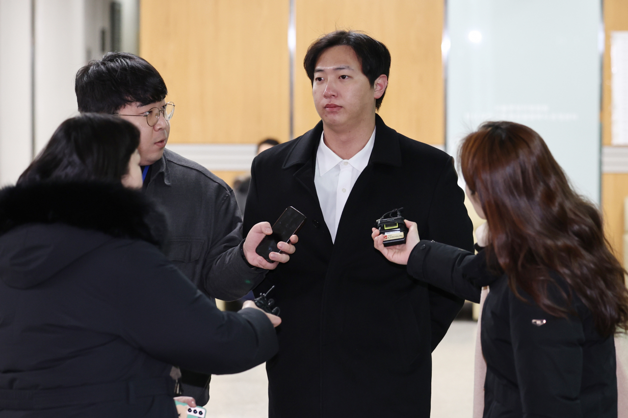 메이저리거 김하성과 류현진을 협박해 수억 원을 뜯어낸 혐의를 받는 전 프로야구 선수 임혜동이 25일 오전 서울 서초구 서울중앙지방법원에서 열린 구속 전 피의자 심문(영장실질심사)에 출석하며 취재진의 질문을 듣고 있다. [연합]