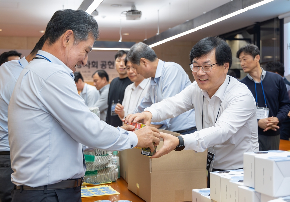 HDC현대산업개발은 올해에도 협력사에 금융, 기술 등 다양한 지원을 통해 협력사와의 상생협력을 강화한다. 사진은 지난해 10월, 우수 협력사 대표단과 함께한 ‘HDC Partners 사회공헌’ 행사에 참석한 김회언 HDC현대산업개발 대표이사(사진 오른쪽)와 세아건설 황기만 대표이사(사진 왼쪽)[사진=HDC현대산업개발 제공]