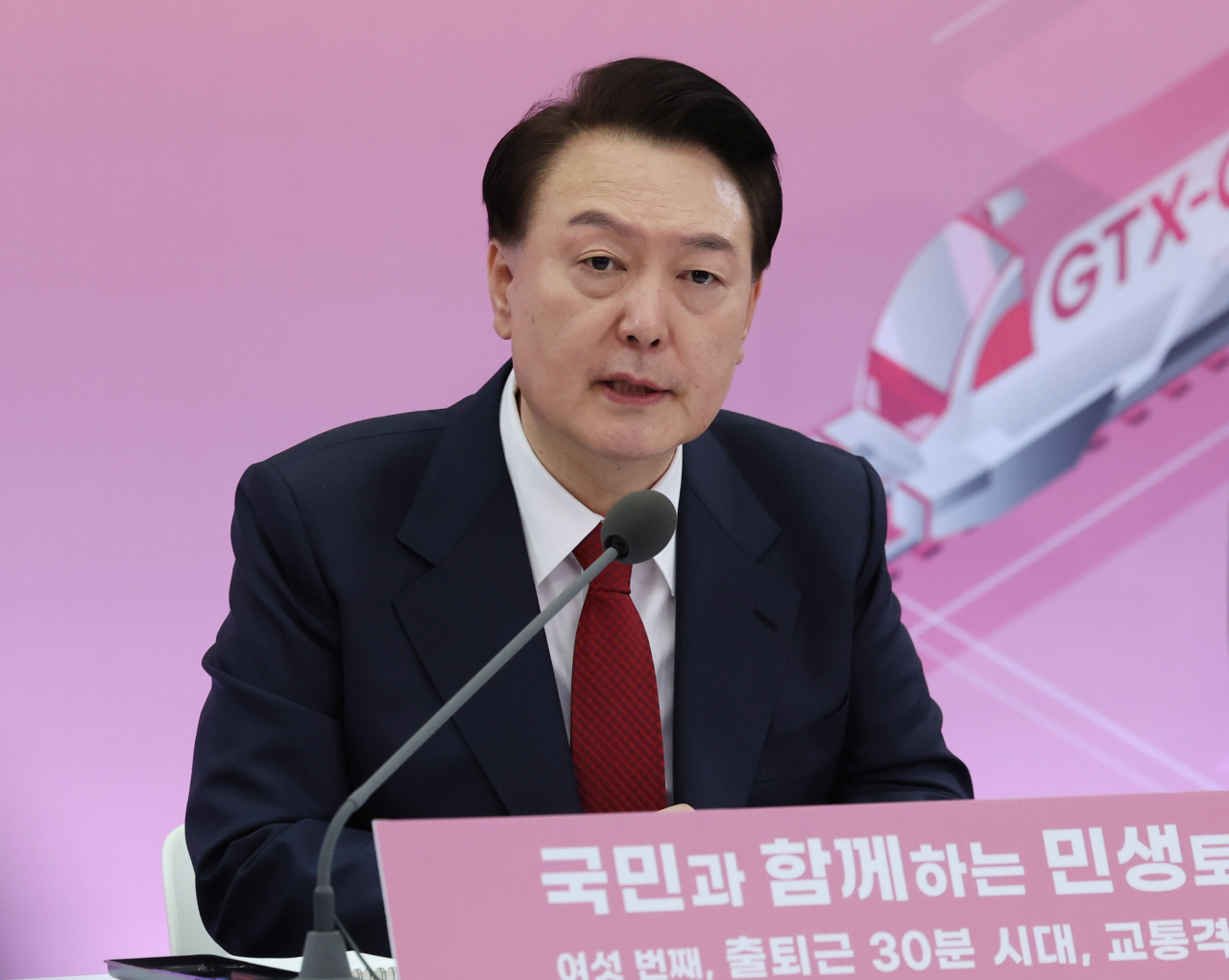 윤석열 대통령이 25일 경기도 의정부시청 대강당에서 열린 '국민과 함께하는 민생토론회 - 여섯 번째, 출퇴근 30분 시대, 교통격차 해소'에서 발언하고 있다. [연합]