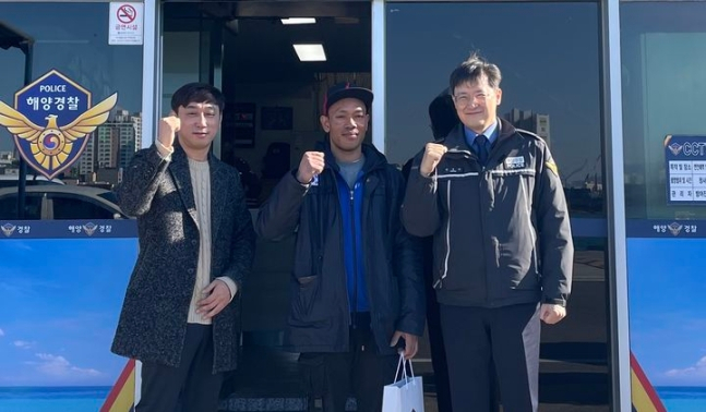 Riyanto (center) poses with officials of the Ulsan Coast Guard Station including Chief Jeong Wook-han (right) after receiving the certificate of appreciation for saving a woman from the sea. (Ulsan Coast Guard Station)