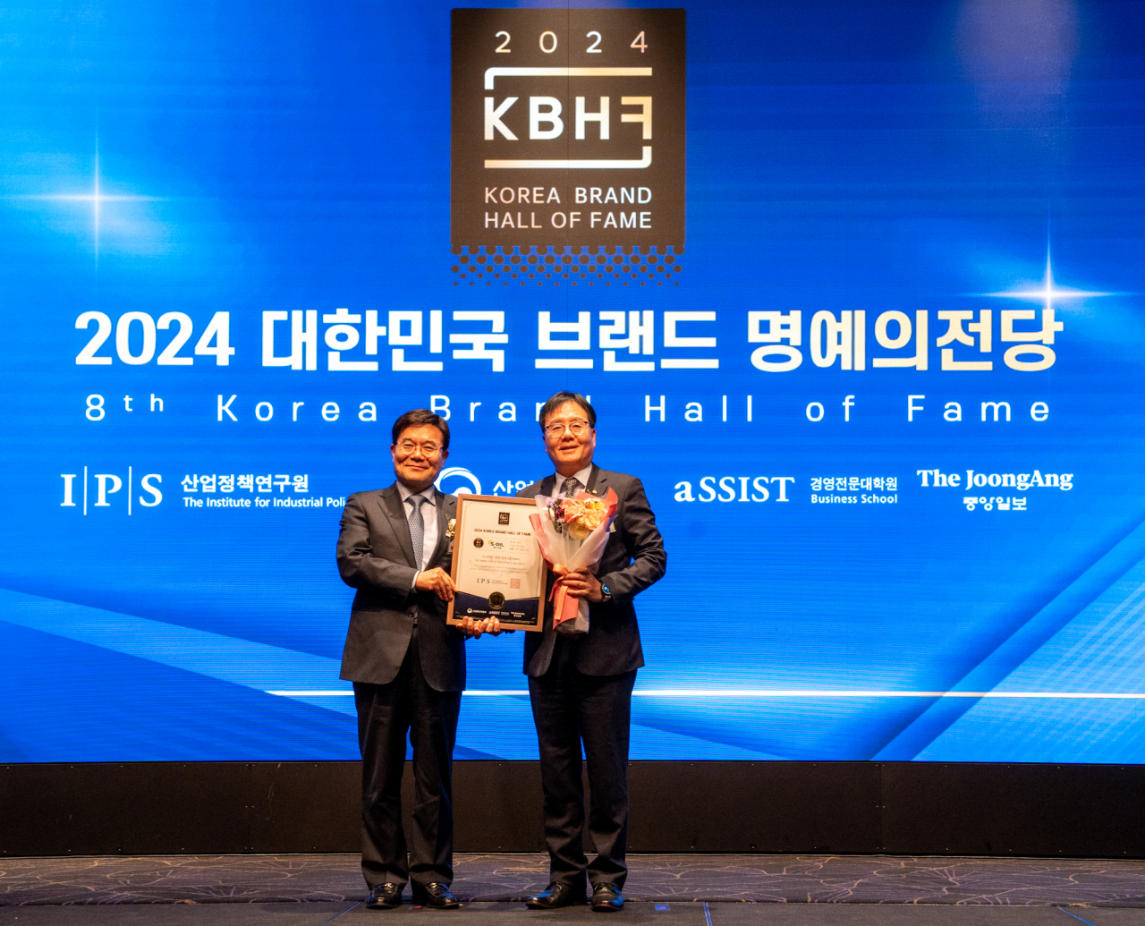 에쓰오일(S-OIL)은 25일 개최된 ‘2024 대한민국 브랜드 명예의 전당’ 시상식에서 6년 연속 주유소 부문에서 1위에 선정됐다. 이영호 S-OIL 영업전략부문장(오른쪽)이 박기찬 산업정책연구원장과 기념촬영을 하고 있다. [S-OIL 제공]