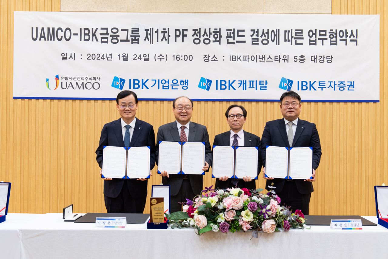 지난 24일 서울 을지로 IBK파이낸스타워에서 열린 ‘PF 정상화 펀드결성에 따른 업무협약식’에서 관계자들이 기념촬영을 하고 있다. (사진은 왼쪽부터) 서정학 IBK투자증권 대표이사, 이상돈 연합자산관리 대표이사, 최광진 IBK기업은행 CIB그룹 부행장, 함석호 IBK캐피탈 대표이사.[IBK기업은행 제공]