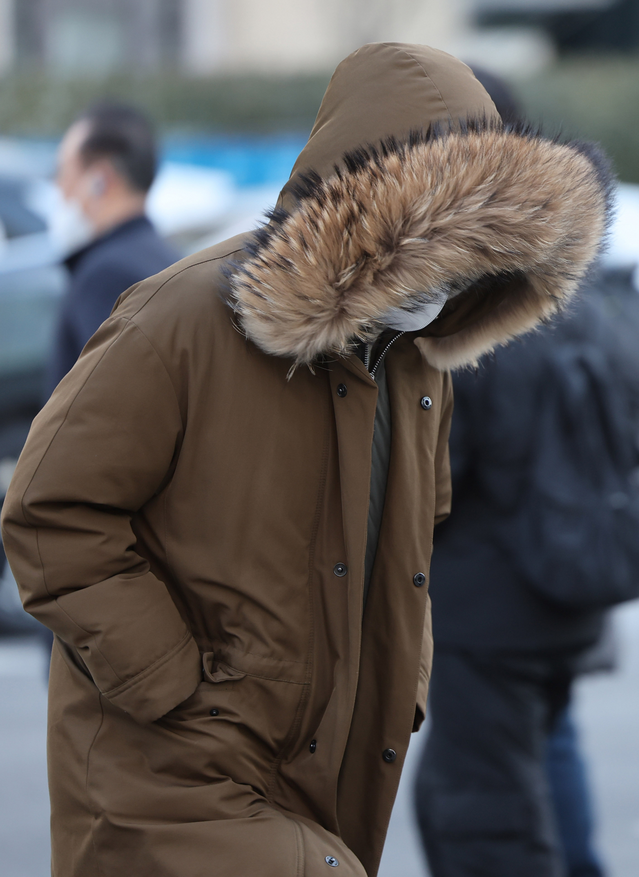 This photo is not directly related to this story. A person walks near Gwanghwamun Square in Jongno-gu, central Seoul, Tuesday. (Yonhap)