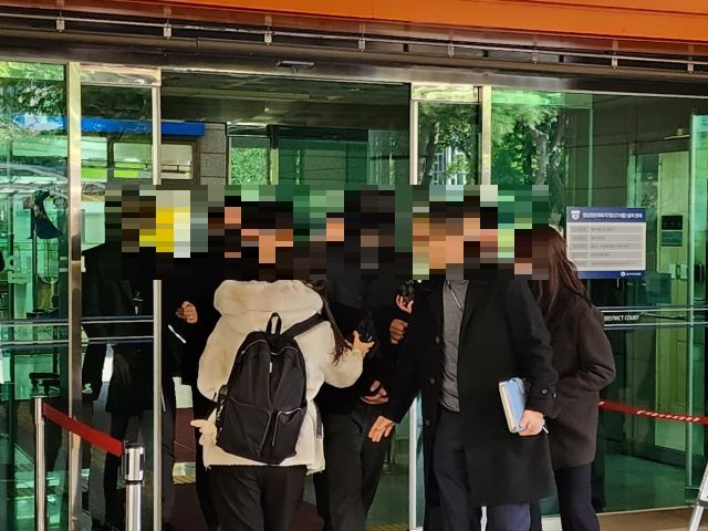 의료행위 과정에서 환자 2명을 살해한 혐의를 받는 요양병원 원장 이모(45)씨가 지난해 11월 구속 전 피의자 심문을 마치고 서울서부지법을 나서고 있다. [연합]
